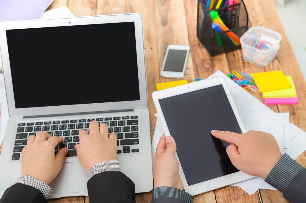 zbliżenie na laptopa i tableta